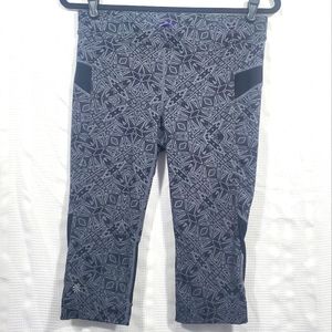 ATHLETA Capri Leggings Black/Gray Geometric Print Back Pocket Size Medium
